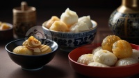 品尝传统美食：传统糕点、糯米团和中国风美食