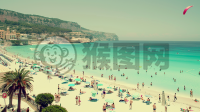 夏日海滩风光，游客戏水如画。