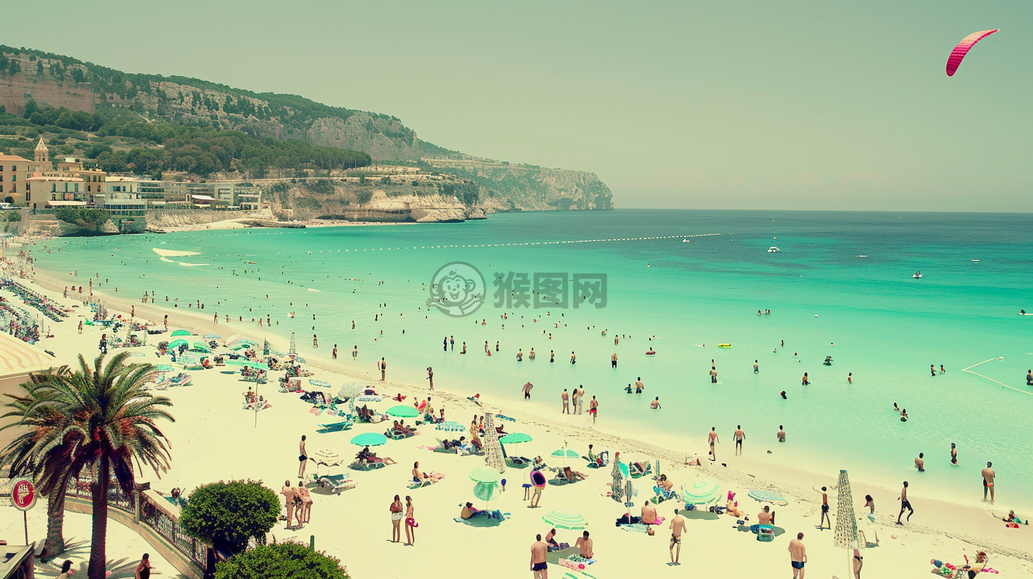 夏日海滩风光，游客戏水如画。
