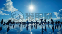 夏日阳光洒海滩，游客戏水乐无穷