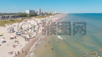 夏日阳光沙滩泳，游客嬉水景色佳。