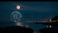 月光下的宁静海面