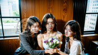 师生簇拥教师接受鲜花照相场景壮观