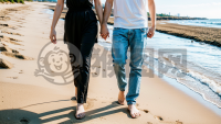 黄昏沙滩牵手行黄昏沙滩情侣漫步情深深，轻涛浸足金晖映。