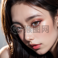 彩妆美女化妆照：生动眼神吸引人