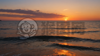 夕阳下海面泛光的美景
