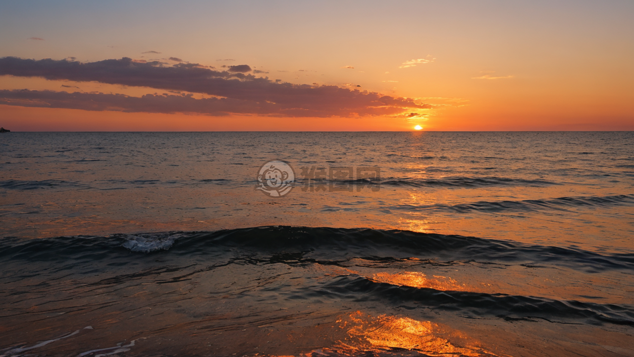 夕阳下海面泛光的美景