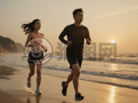 海滩晨跑：金色夕阳下的浪漫之旅