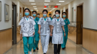 医院走廊中的专业环境照