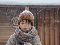 《雪中童趣：温暖小屋》